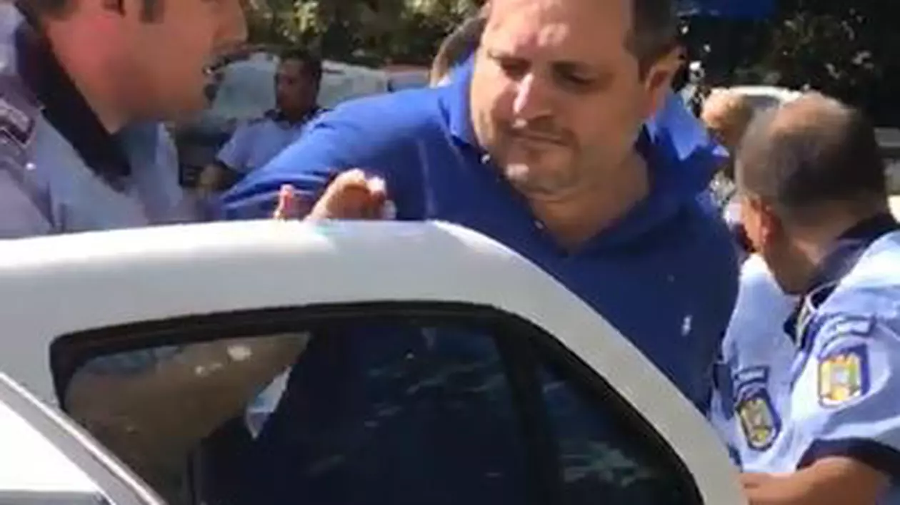”Teroristul” cu cuțit dintre blocuri Bărbatul în vârstă de 41 de ani a rupt oglinzile unor mașini, a înțepat cu cuțitul caroseriile autoturismelor și a băgat în speriați zeci de oameni