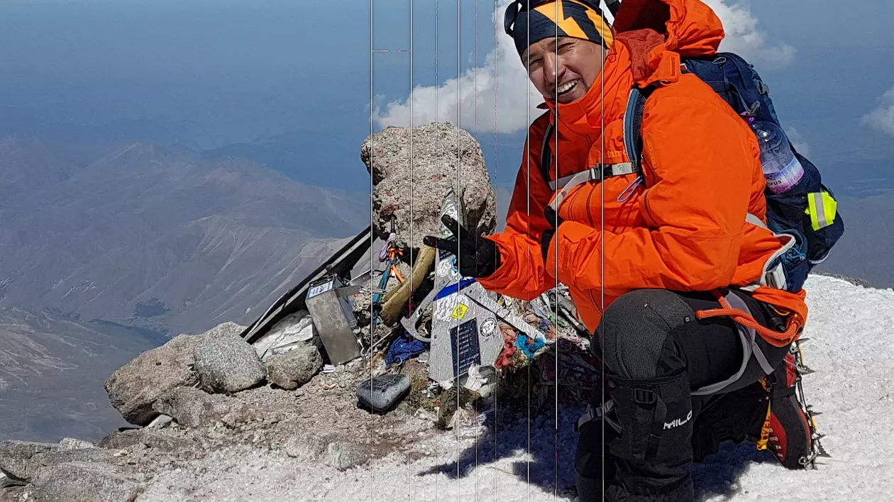 Jandarmul care a fost, dincolo de nori, pe acoperișul Europei Lt.col. Simon Bâlbâie a cucerit vârfurile Mont Blanc și Elbrus în expediții dure, pregătite timp de mai bine de un an