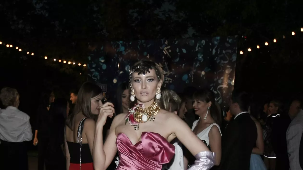 Iulia Albu, mai sexy ca niciodată. Decolteul ei a atras privirile celor din jur