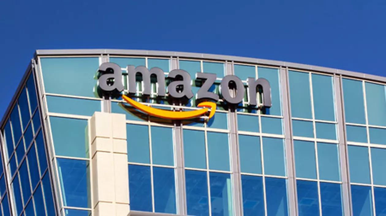 Angajații Amazon din Italia și Germania fac grevă de Black Friday. Logo Amazon pe o clădire
