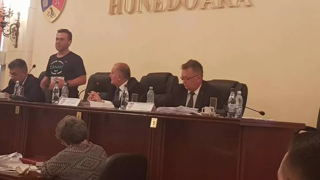 Avram Iancu a primit titlul de „cetățean de onoare” al județului Hunedoara, după ce a parcurs Dunărea înot. CJ Hunedoara a uitat să-l invite la ceremonie