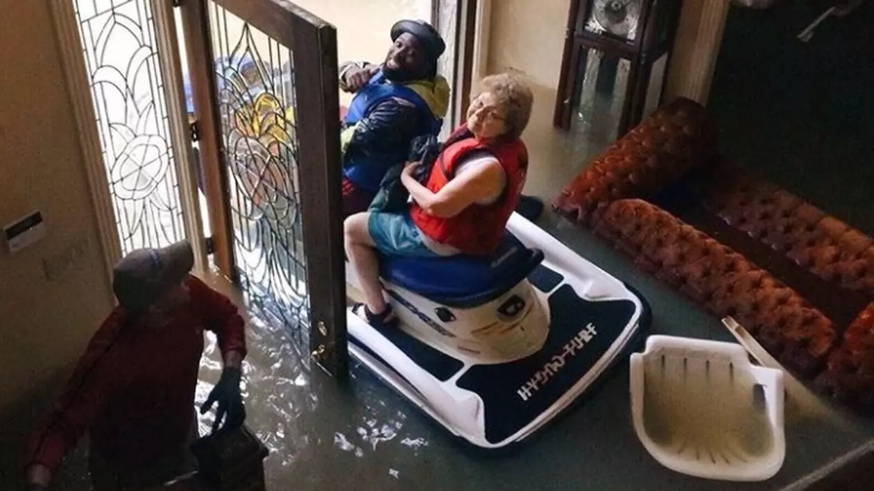 Imaginea care a făcut înconjurul lumii: O bătrână a fost salvată cu skijet-ul din casa inundată de uraganul Harvey