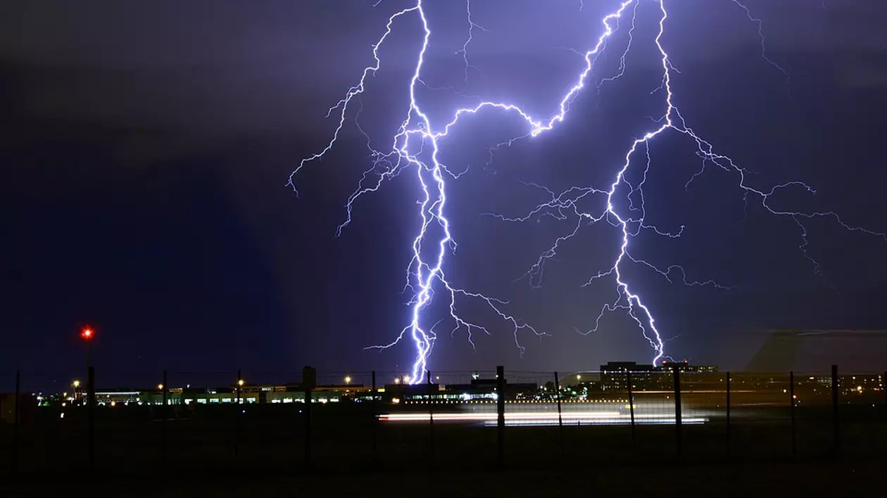 VIDEO | Un cercetător în inginerie electrică ne-a explicat cum să nu fii lovit de fulger