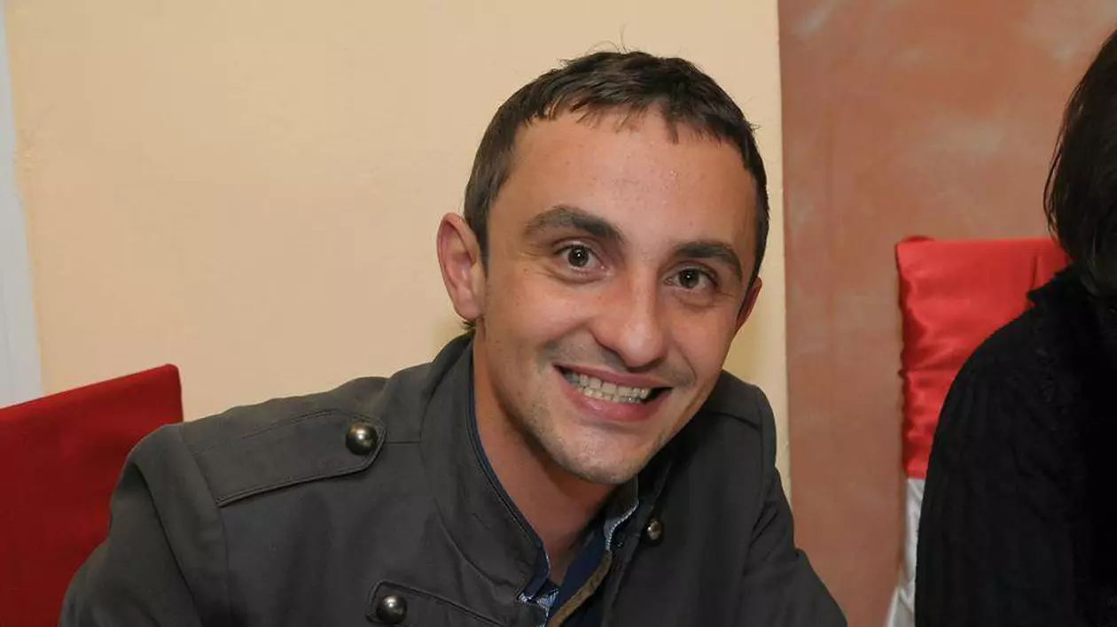 Jurnalistul mehedințean Marius Daia a fost găsit mort în locuință de o echipă de intervenție a Inspectoratului pentru Situații de Urgență Mehedinți. Vecinii au alertat polițiștii după ce din apartamentul acestuia se simțea un miros pestinențial.