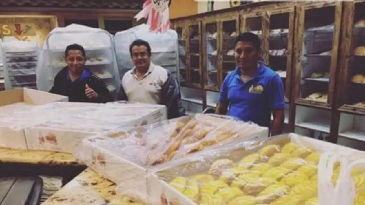 Patru mexicani au rămas blocați într-o brutărie, așa că au decis să facă pâini pentru victimele uraganului Harvey