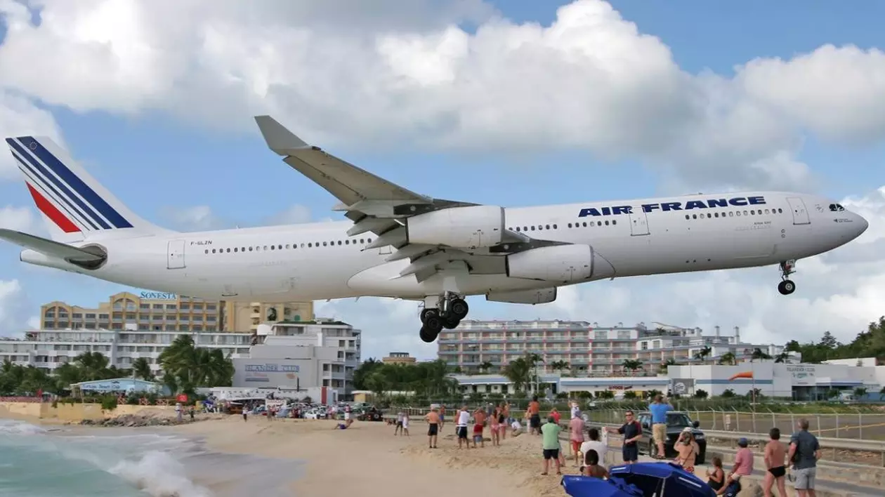 VIDEO | Unul dintre cele mai faimoase aeroporturi din lume, distrus de uraganul Irma