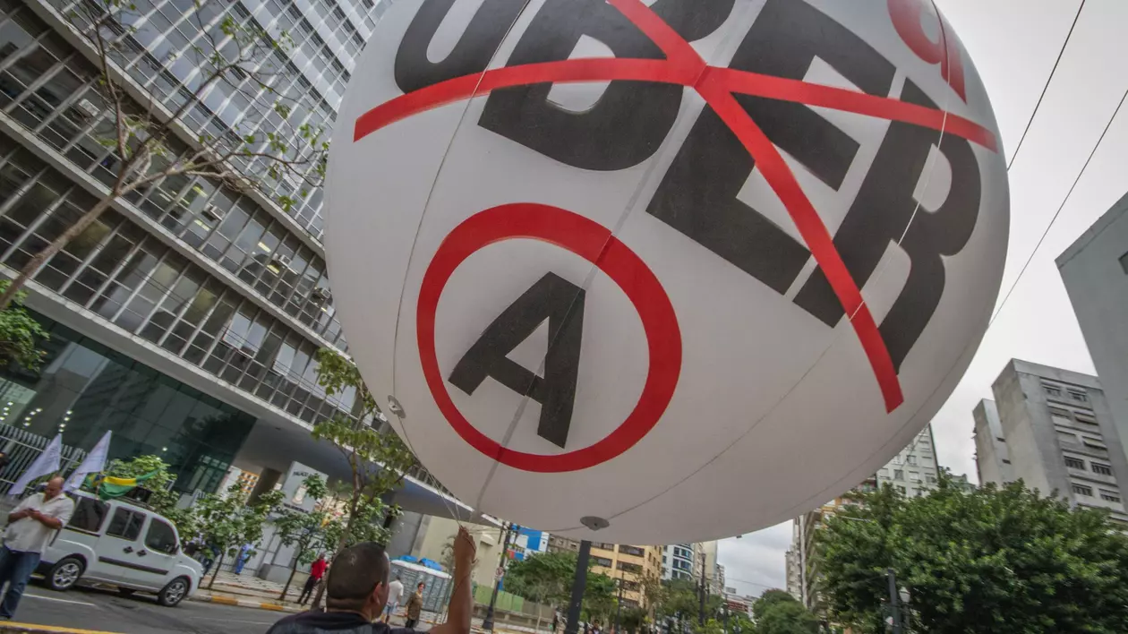 Google cere daune de un miliard de dolari de la Uber. Balon pe care scrie ”Interzis Uber”