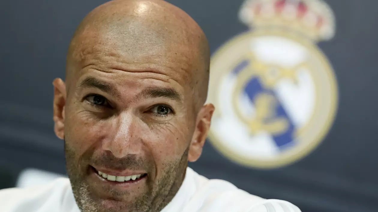 Zinedine Zidane zâmbește în timpul unei conferințe de presă. (FOTO: EPA)