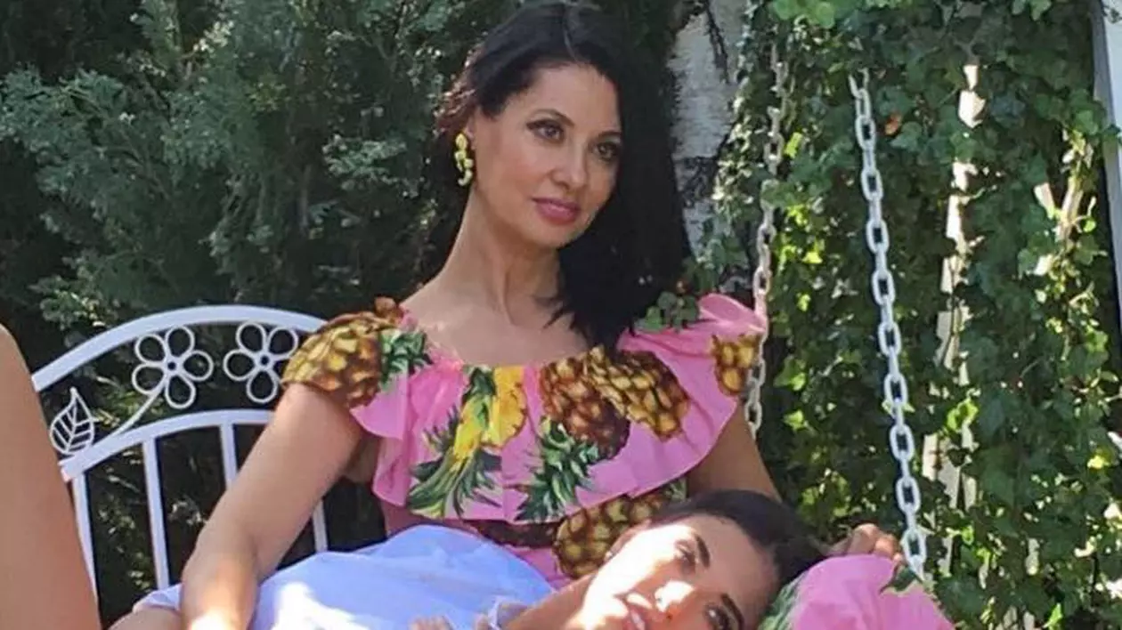 Mama Antoniei, mai provocatoare ca niciodată. Asistentă sexy de Halloween