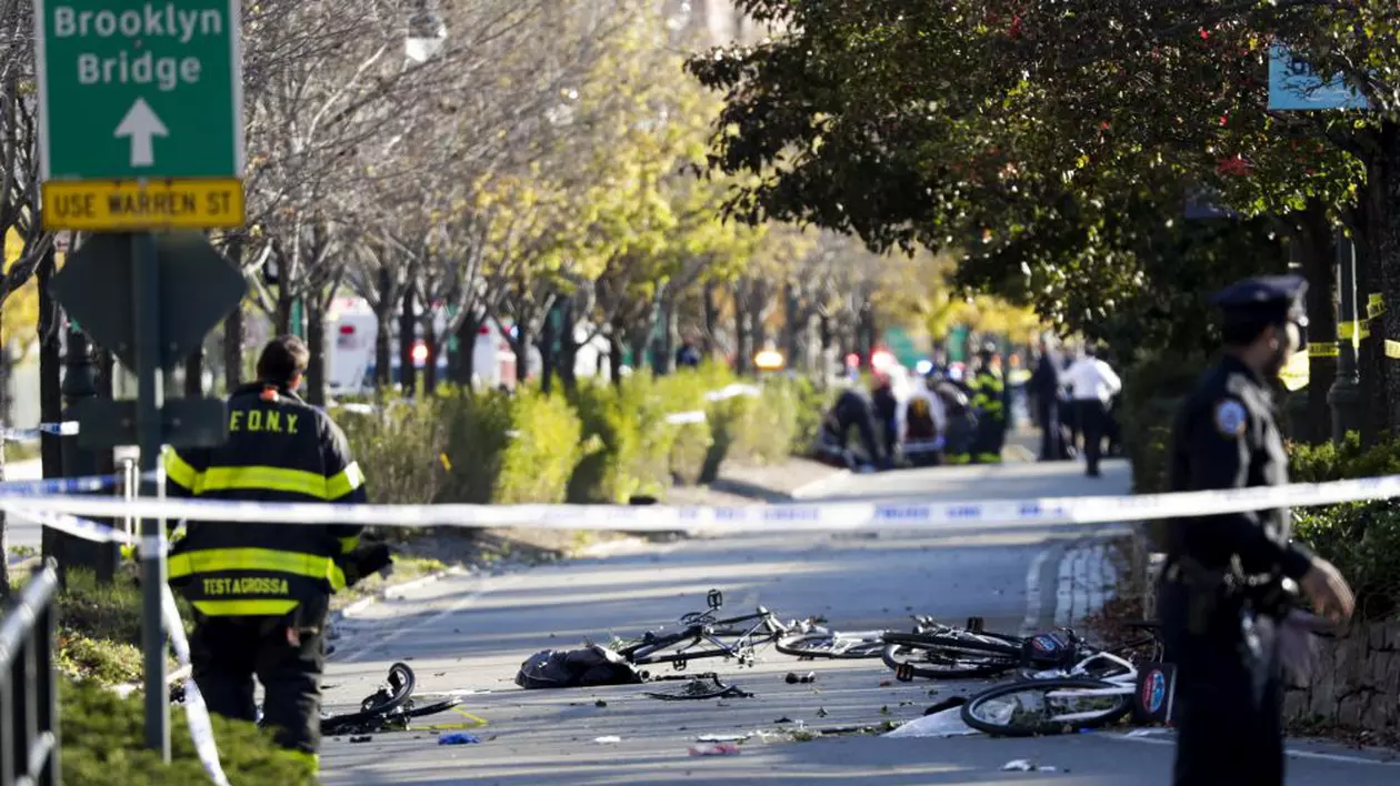 FOTO&VIDEO/ Atac terorist în New York, soldat cu opt morți. Un șofer a lovit cu o camionetă mai mulți bicicliști