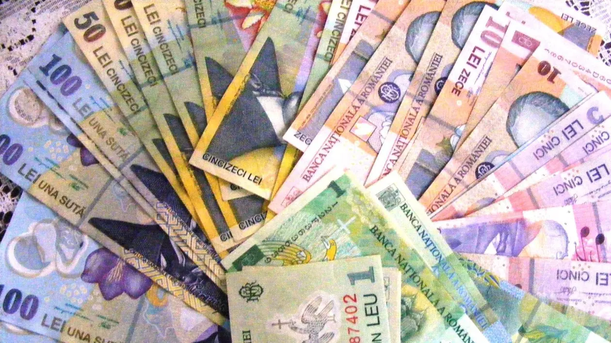 Val de scumpiri, taxe și creșteri de dobânzi. Bancnote de lei pe o masă