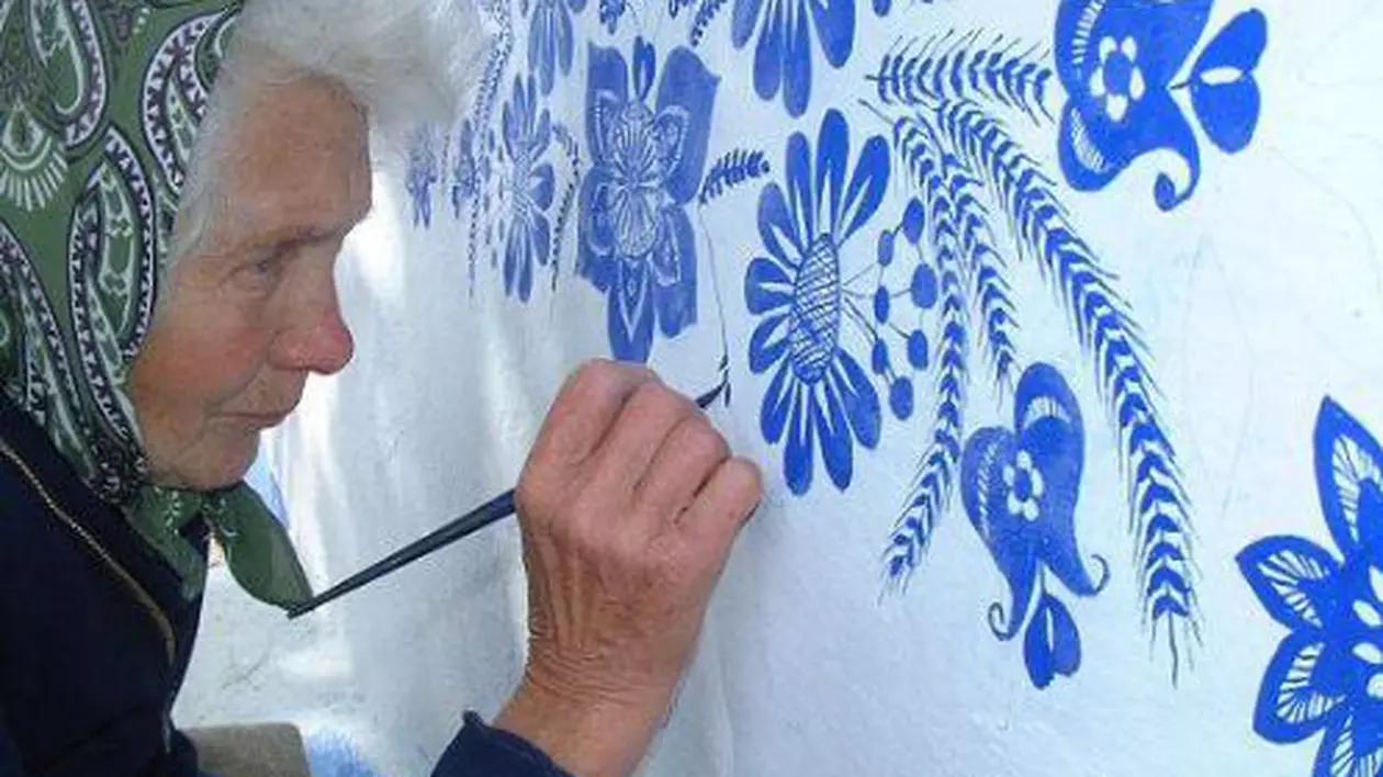 Bunica de 90 de ani care transformă casele din satul ei în opere de artă. Este uimitor ce frumuseți ies din mâinile femeii | FOTO