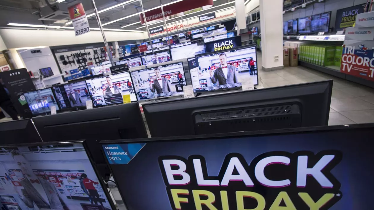Ce vor românii să cumpere de Black Friday: electrocasnice mici, televizoare și telefoane, potrivit unui studiu Kantar Milward Brown. Magazin de electronice cu oferte de Black Friday și televizoare în prim-plan