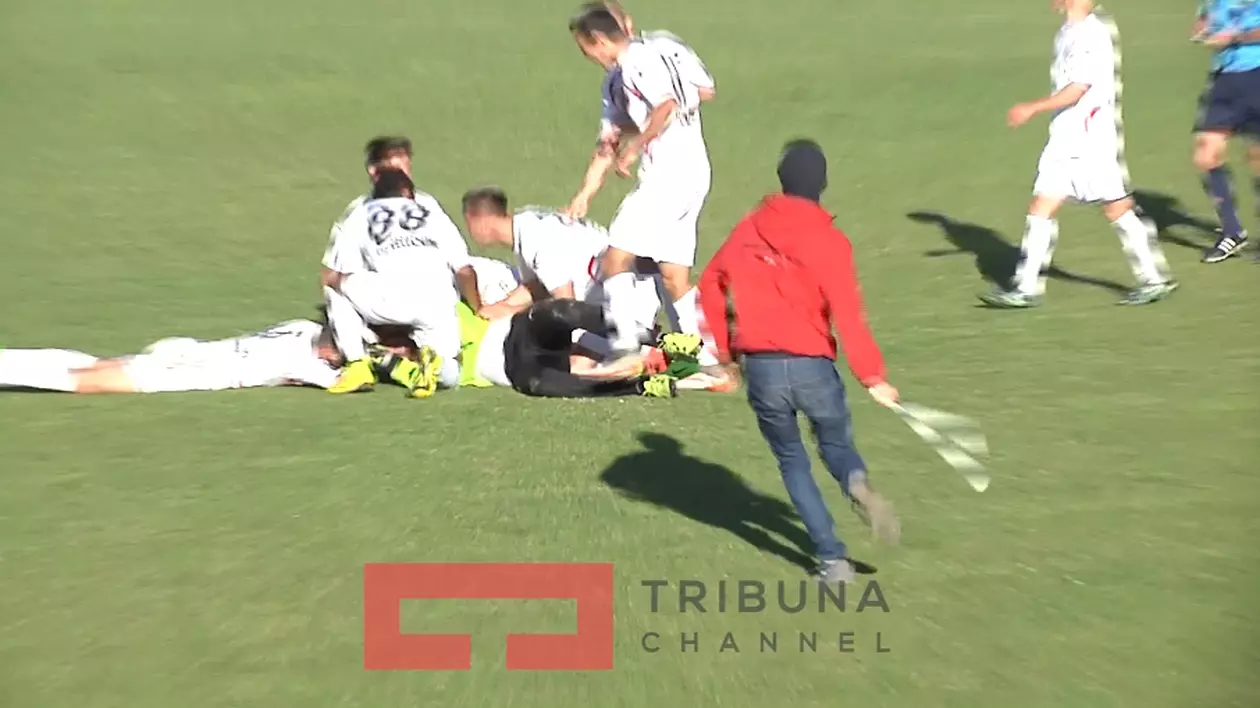 Incidente șocante în campionatul de fotbal Kosovo, la meciul Flamurtari - Vellaznini: fanii au intrat pe teren și au lovit jucătorii!