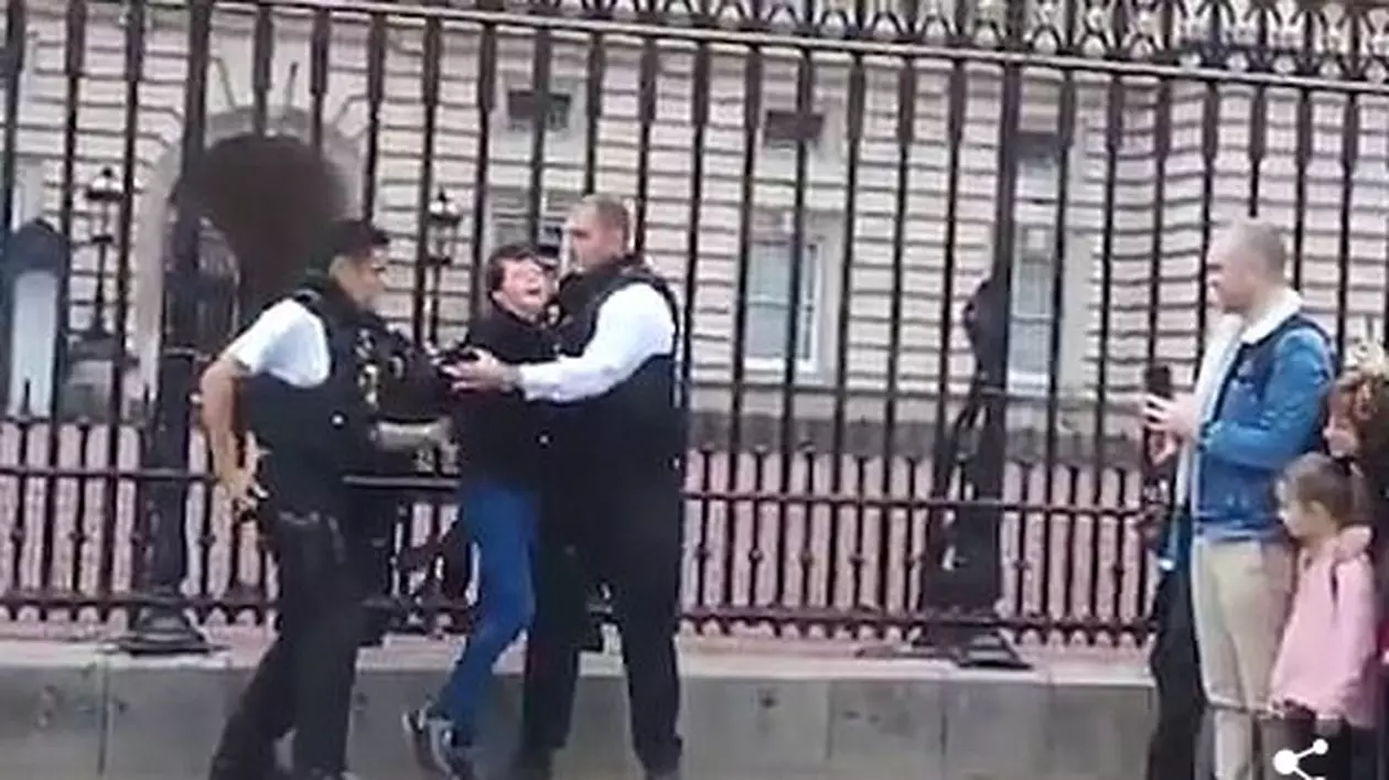 VIDEO | O femeie s-a urcat pe poarta Palatului Buckingham. A fost arestată aproape imediat