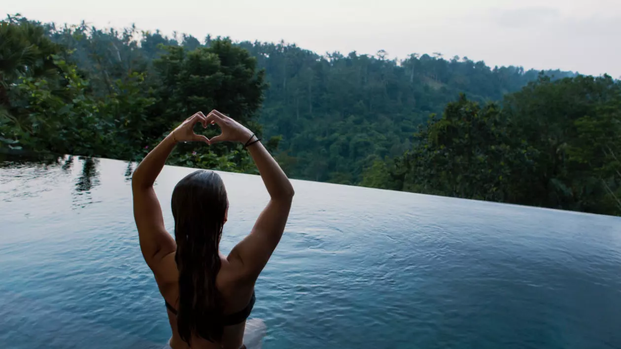 Un cont de Instagram îndrăzneț - femeia care se fotografiază nud în timp ce fac yoga