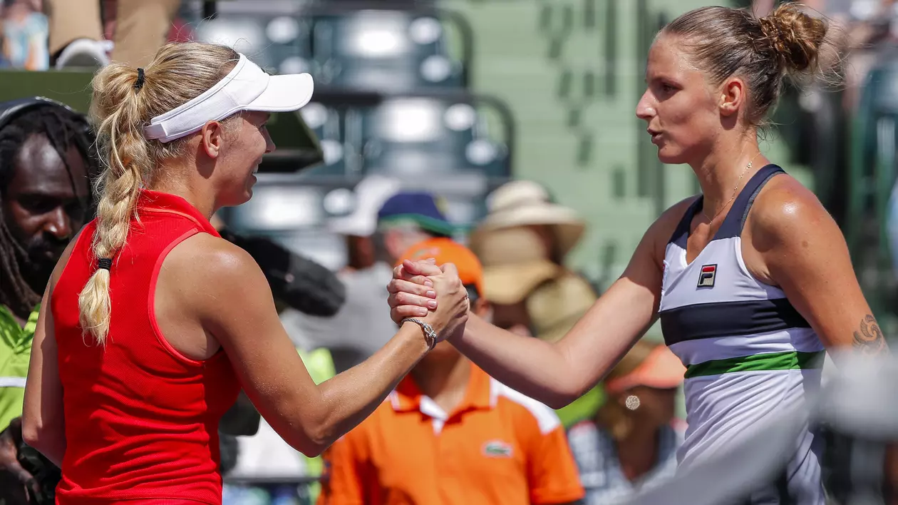 Caroline Wozniacki (stânga) și Karolina Pliskova, dându-și mâna la fileu după un meci disputat la Miami, în 2017. (FOTO: EPA)