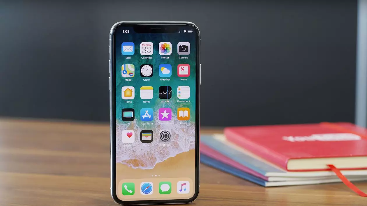 Problemă de securitate pentru posesorii iPhone X: Apple partajează imaginile de recunoaștere facială cu dezvoltatorii de aplicații. iPhone X pe o masă, în poziție verticală