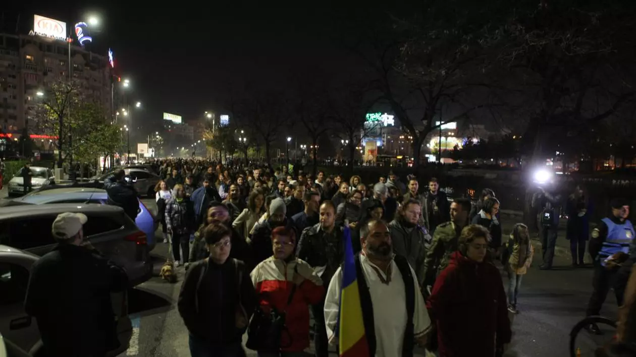 FOTO&VIDEO/ Marșul Chitarelor, în memoria celor 65 de victime de la Colectiv