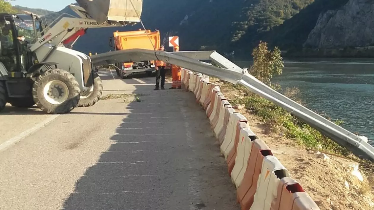 Drumarii nu au pus parapetul din beton pe DN 57 nici la două săptămâni după accidentul de la Coronini
