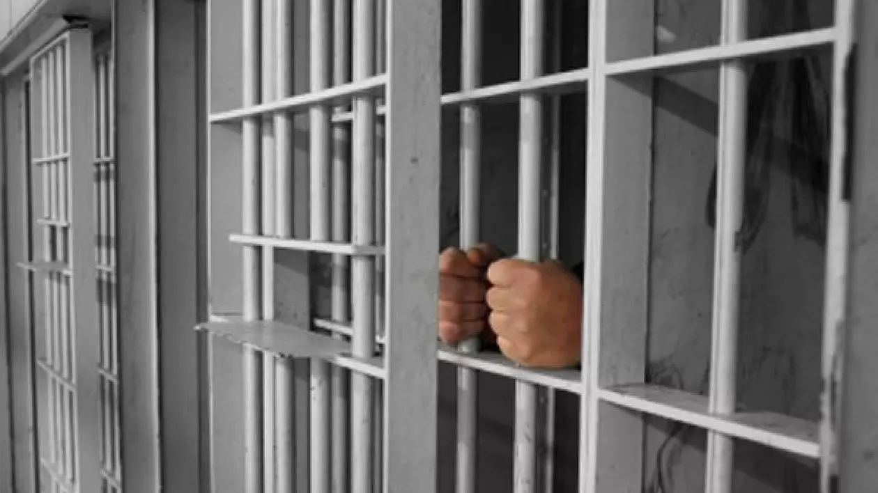 Legea celor șase zile ține zeci, poate sute de pușcăriași cu bagajele la ușă. Procedurile juridice pot bloca liberările condiționate chiar și câteva luni