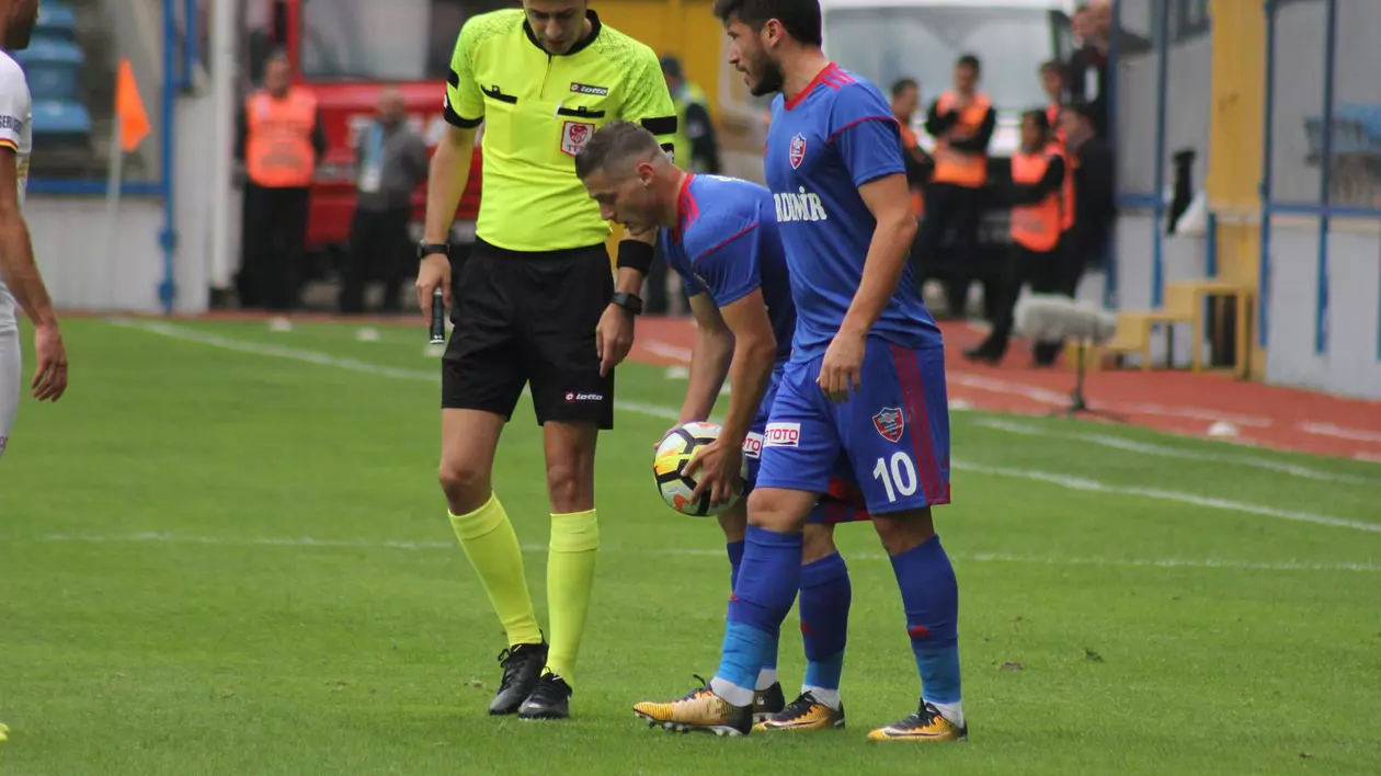 Patru dintre cei cinci fotbaliști români de la Karabukspor au fost dați afară
