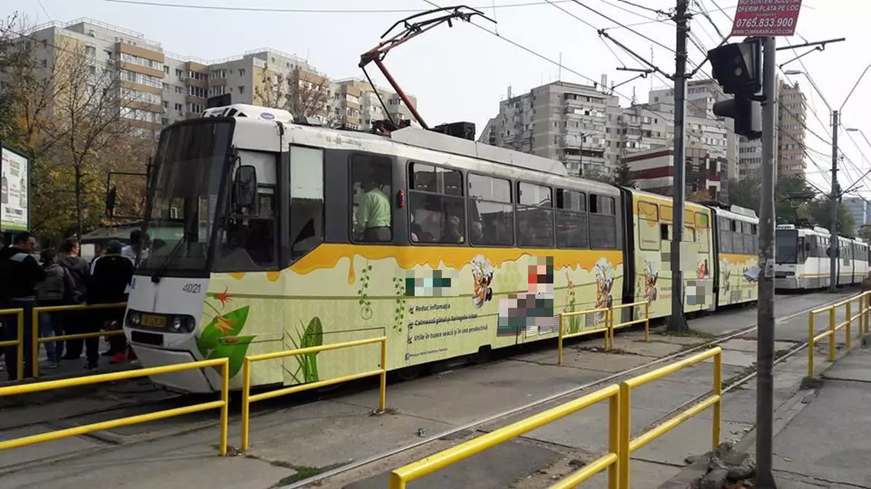 Circulaţia tramvaielor liniei 41 e blocată de o mașină suspendată pe linie . Mai multe tramvaie ale liniei 41, blocate
