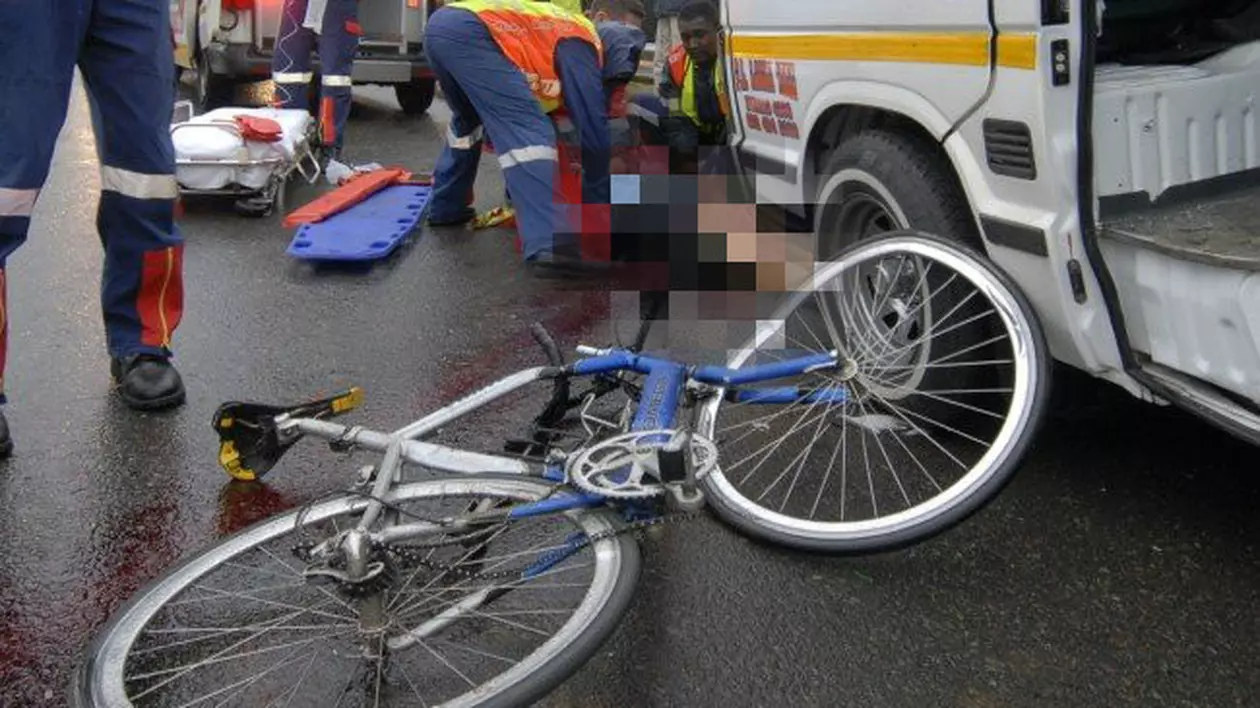 Un biciclist a murit într-un accident din cauza vântului puternic, în Timiș. S-a dezechilibrat și a fost călcat de o mașină