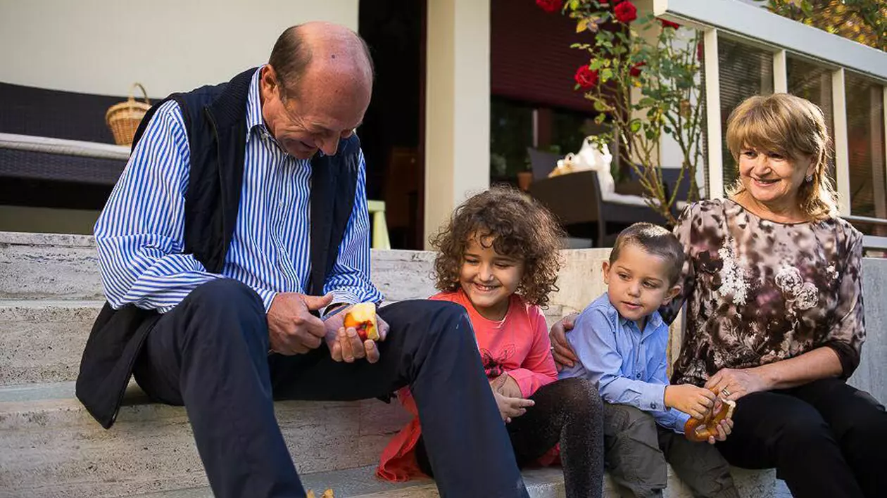 Traian Băsescu a împlinit 66 de ani; Ce imagine a postat fiica sa, Elena și ce îi urează tatălui său