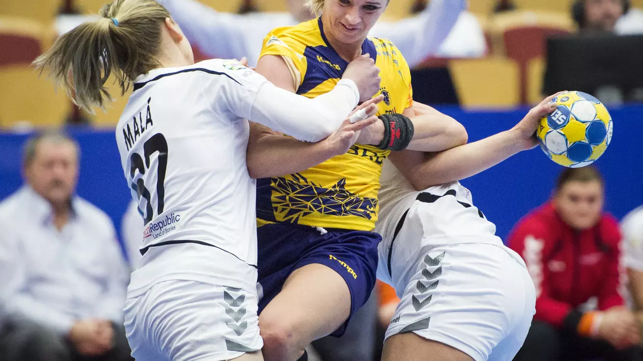 Aneta Udriștoiu încearcă să spargă barajul format de două adversare în timpul meciului România-Cehia de la Campionatul European din 2016. (FOTO: EPA)