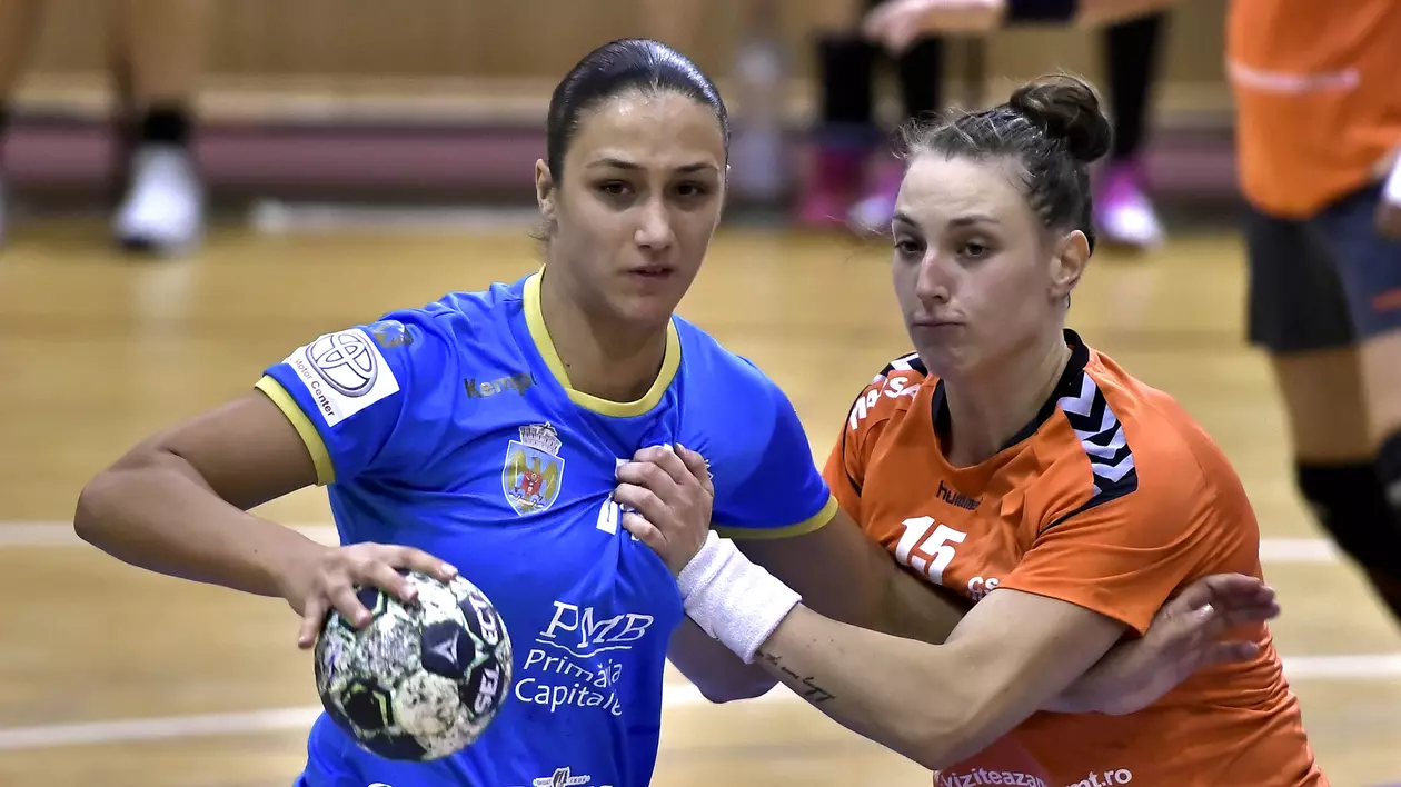 Bianca Bazaliu (dreapta), in meciul de handbal feminin dintre CSM Bucuresti si CSM Roman, din cadrul Ligii Nationale, desfasurat in sala Rapid din Bucuresti, miercuri 13 septembrie 2017. © FOTO Razvan Pasarica/SPORT PICTURES