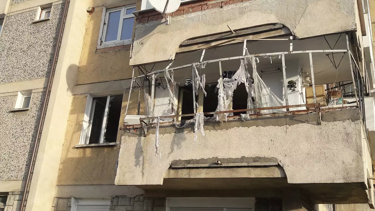 Explozie urmată de incendiu într-un bloc de locuințe din Brăila. Proprietarul de 83 de ani a fost preluat de SMURD