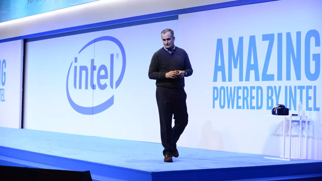 O vulnerabilitate afectează toate procesoarele Intel din ultimii zece ani, iar reparația îți va încetini calculatorul cu până la 30%. Brian Krzanich, șeful Intel, pe o scenă, cu sigla Intel în spate