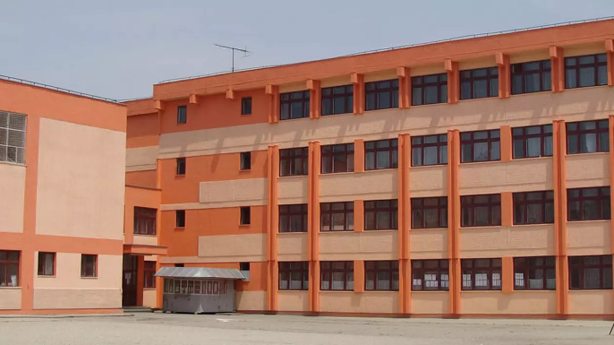 Un elev din Ploiești a fost tuns la școală de o profesoară pentru că avea părul prea lung