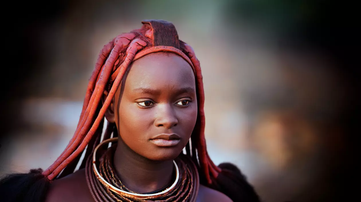 Femeile din tribul Himba au ajuns cunoscute în toată lumea. Nu se spală niciodată, dar atrag bărbații prin goliciunea și frumusețea lor naturale | FOTO
