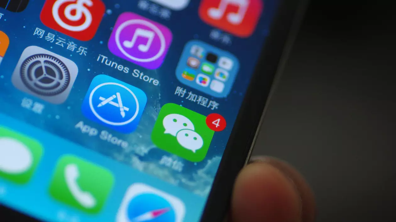 Tencent a depășit Facebook ca valoare bursieră. Aplicația WeChat este deținută de Tencent. WeChat pe un iPhone