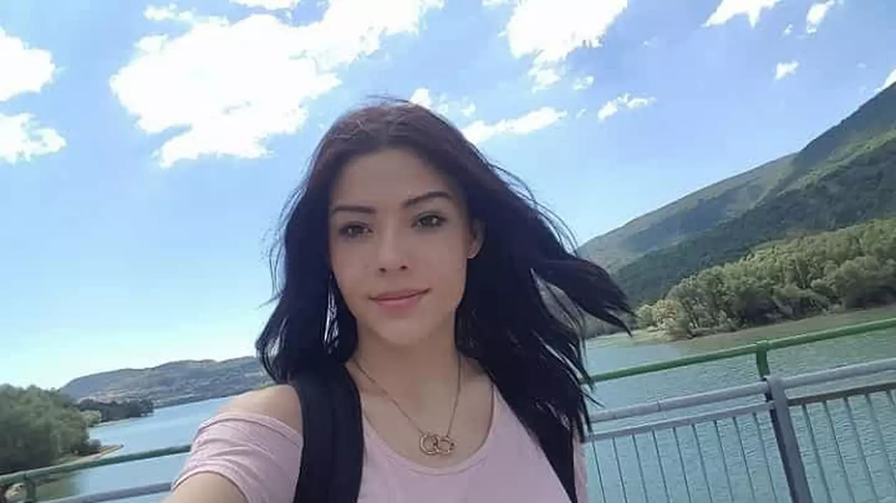 Românca de 19 ani care s-a sinucis în Italia, înmormântată într-un sicriu alb