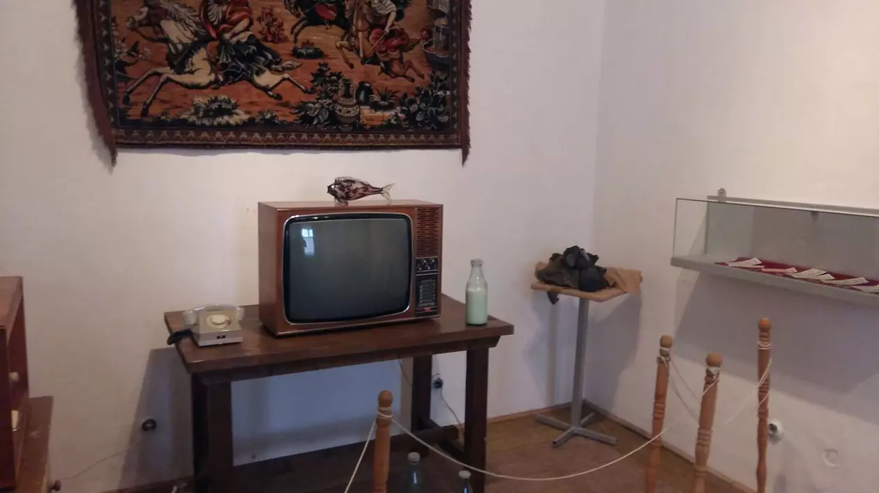 VIDEO|Amintiri din comunism: Frig în case, apă caldă cu program, alimente pe cartelă. Punctul culminant, groaza de Securitate