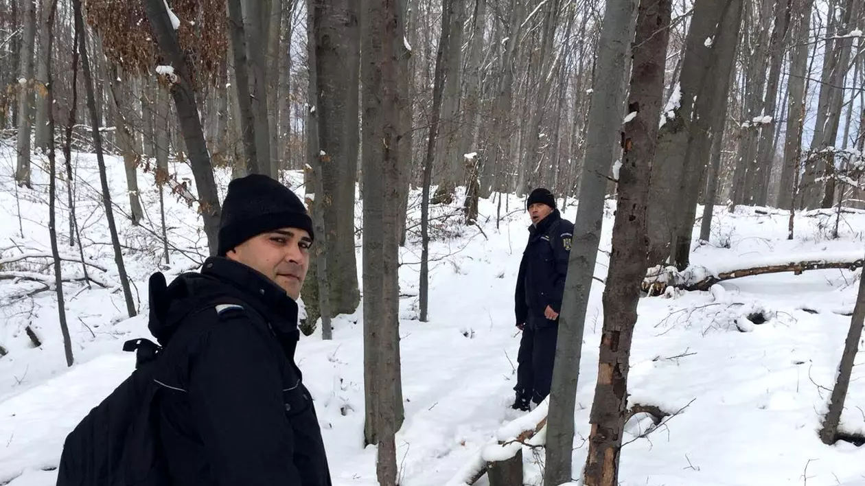 Bătrânul dispărut în urmă cu trei zile într-o pădure din Caraș-Severin a fost găsit mort
