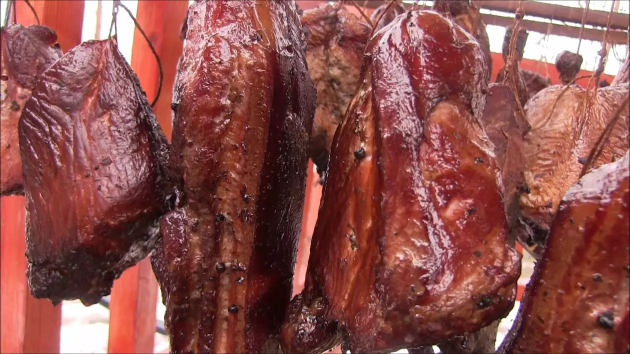 Cum să deosebim carnea afumată natural de cea injectată cu aditivi