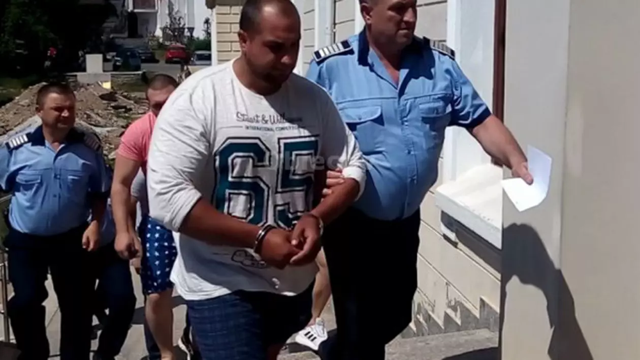 Cine este Alexandru Huțuleac, interlopul care a atacat cu sabia un polițist din Suceava