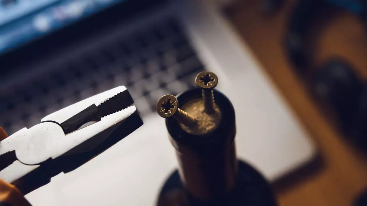 Cum deschizi sticla de vin fără tirbușon