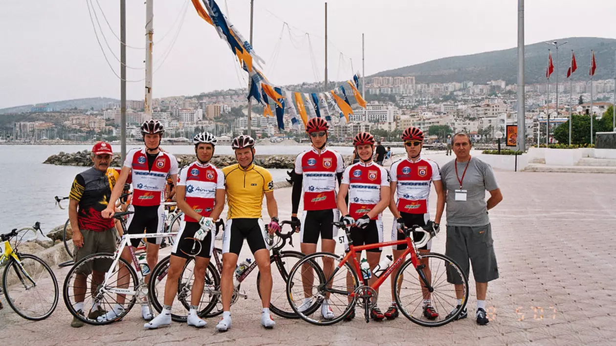 Sportul românesc, în doliu. A murit campionul de ciclism George Negoescu. Negoescu, primul din stânga, alături de echipa Dinamo, în Turul Turciei din 2008