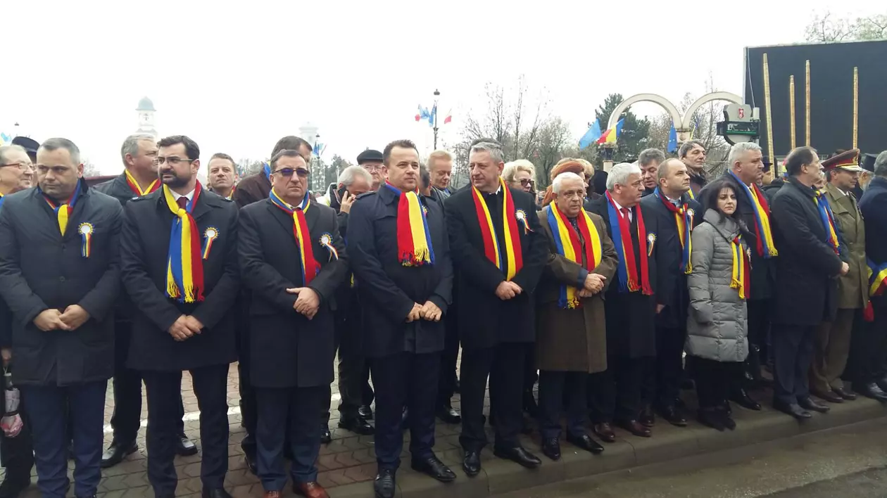 Liviu Pop de Ziua Naţională a României: "La mulţi ani tuturor românilor educaţi!"