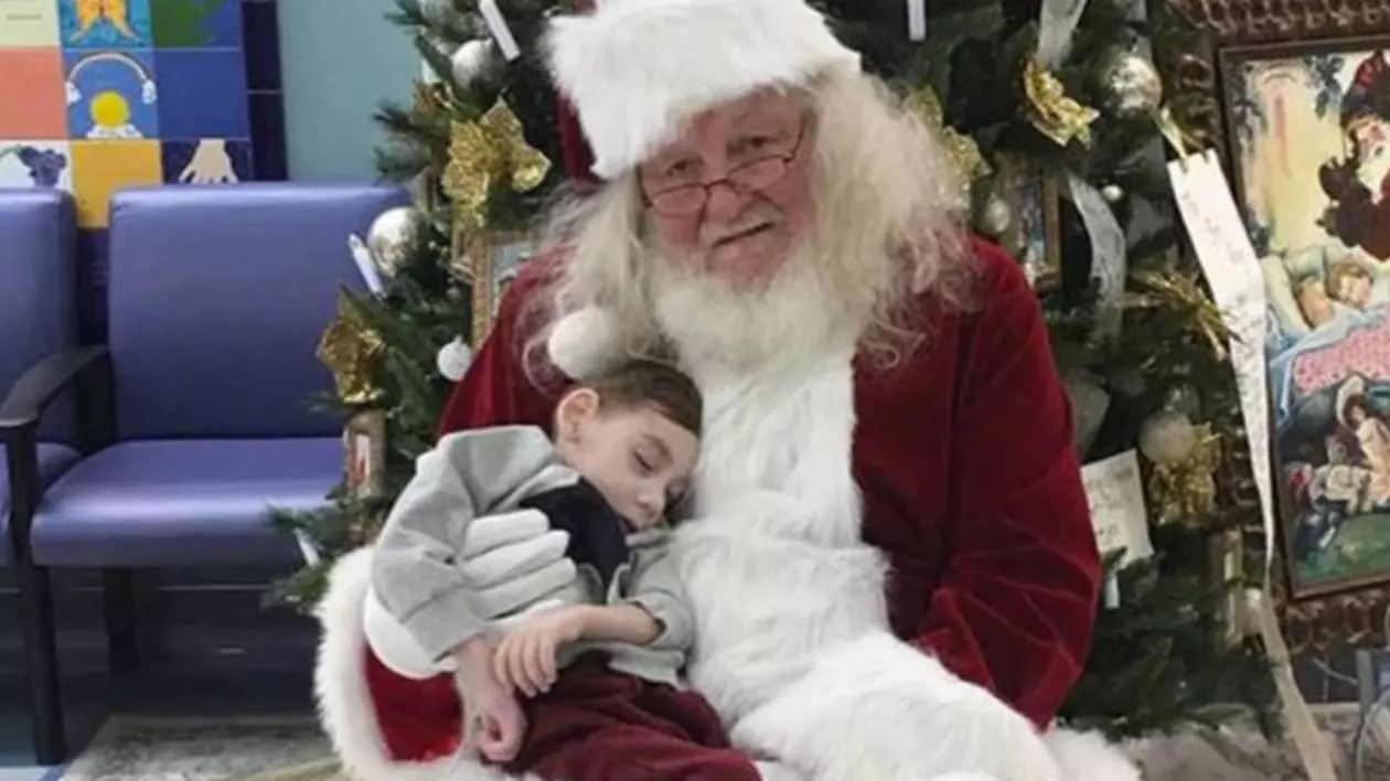 FOTO | Moment emoționant: Moș Crăciun a mers la spital pentru a-i asculta ultima dorință a unui copil aflat pe moarte