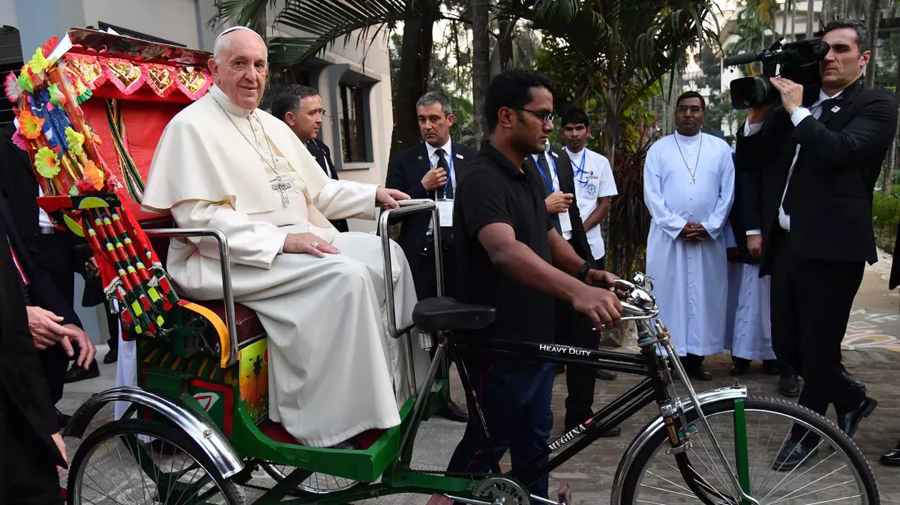 Papa Francisc s-a plimbat cu rișca în Bangladesh