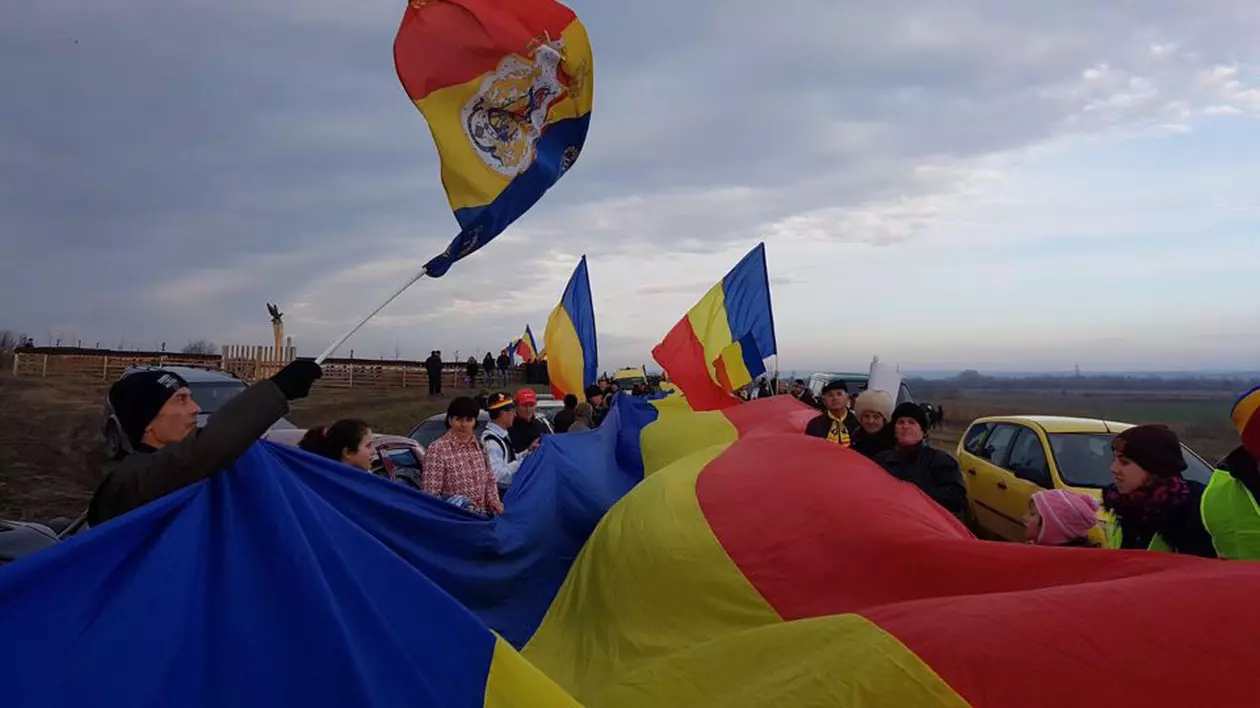 FOTO/”Revelionul Unioniștilor”. Românii și basarabenii au întins un steag de o sută de metri peste Prut