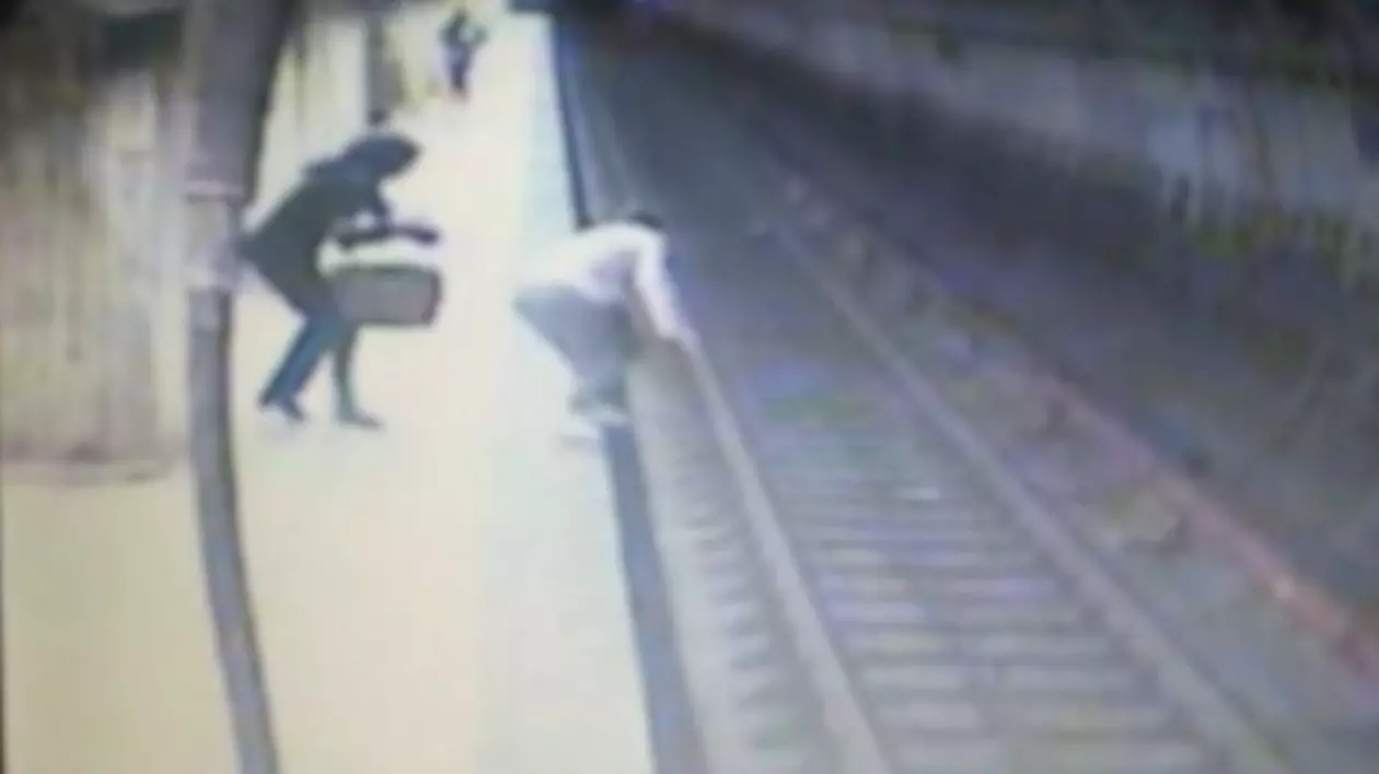 Crima de la staţia de metrou Dristor 1. Magdalena Şerban o împinge pe Alina Ciucu în faţa metroului