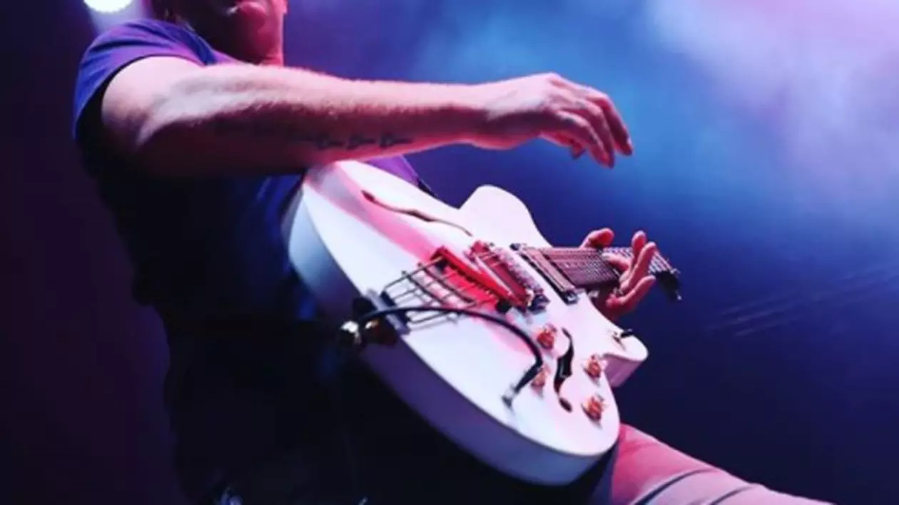 VIDEO | Solistul trupei Queens of the Stone Age a lovit o fotografă în timpul unui concert