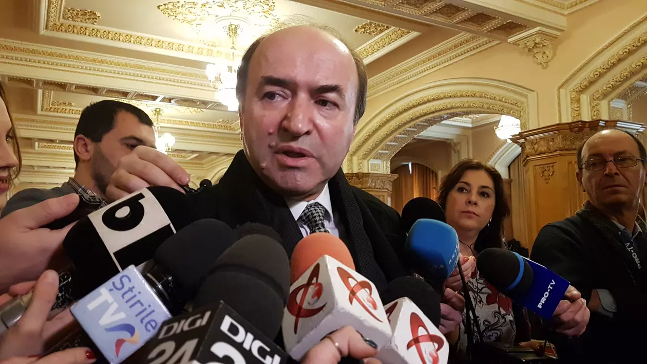 Tudorel Toader se întâlneşte cu Anca Jurma. Ministrul Justiției, Tudorel Toader, acordând declarații presei